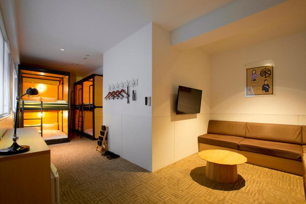 TV a/nebo společenská místnost v ubytování Kamon Hotel Namba