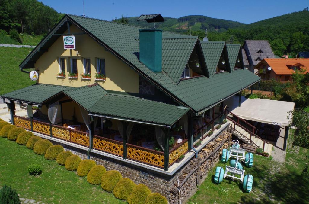 Nespecifikovaný výhled na hory nebo výhled na hory při pohledu z penzionu