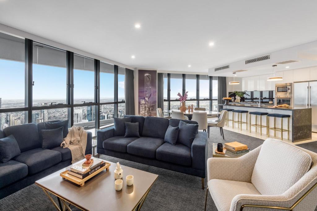 ein Wohnzimmer mit Sofas und einem Tisch in der Unterkunft Meriton Suites Herschel Street, Brisbane in Brisbane