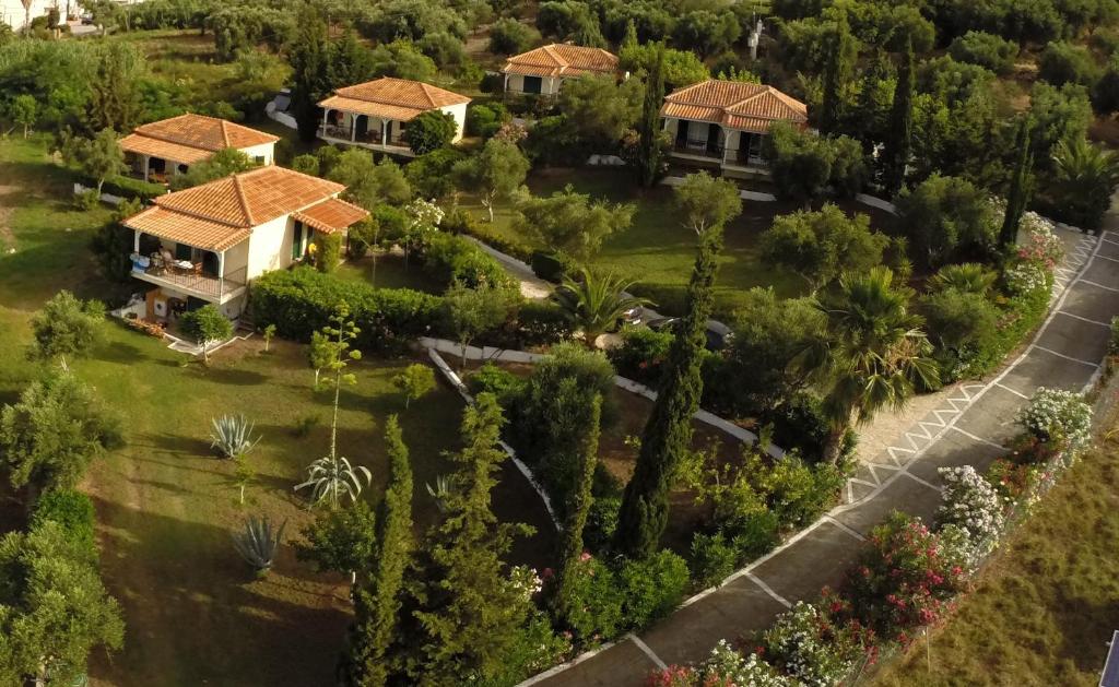 uma vista aérea de uma casa com um jardim em Muses Villas em Finikounta