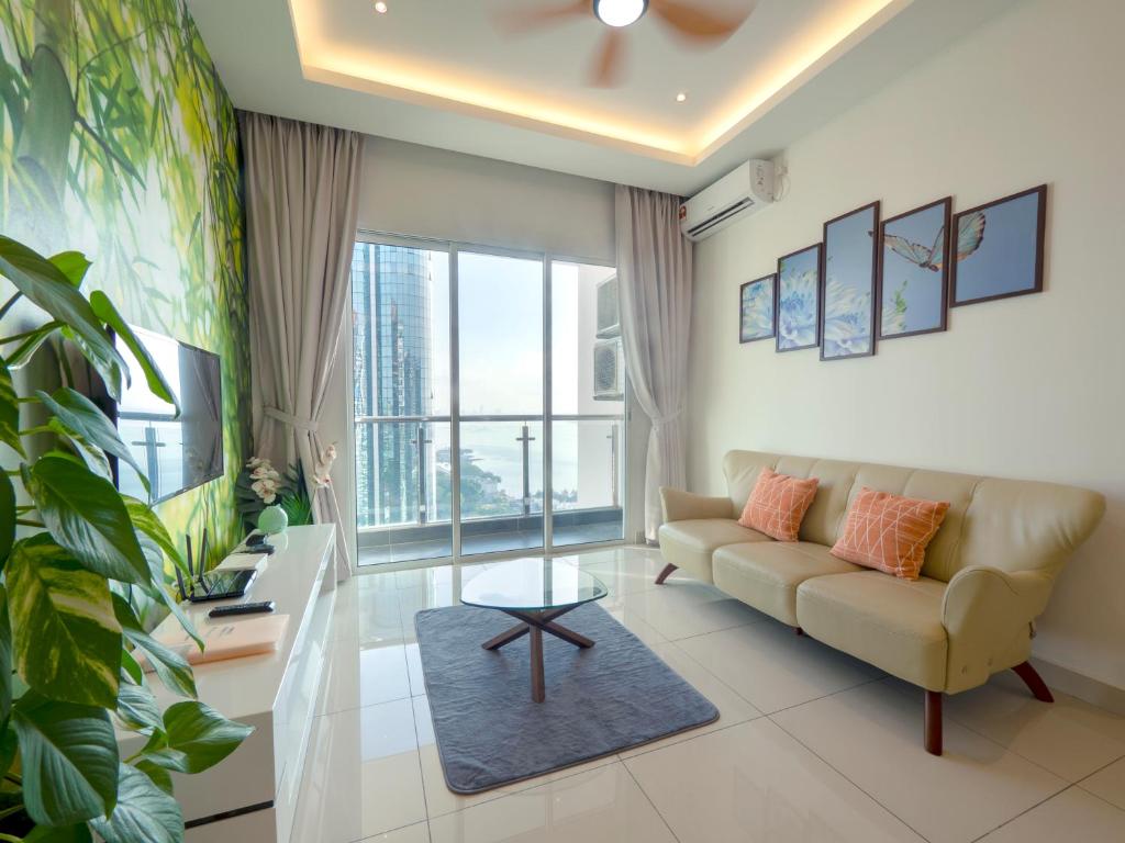 uma sala de estar com um sofá e uma grande janela em Seaview condo near RF Mall, Food Court & Free Netflix em Johor Bahru