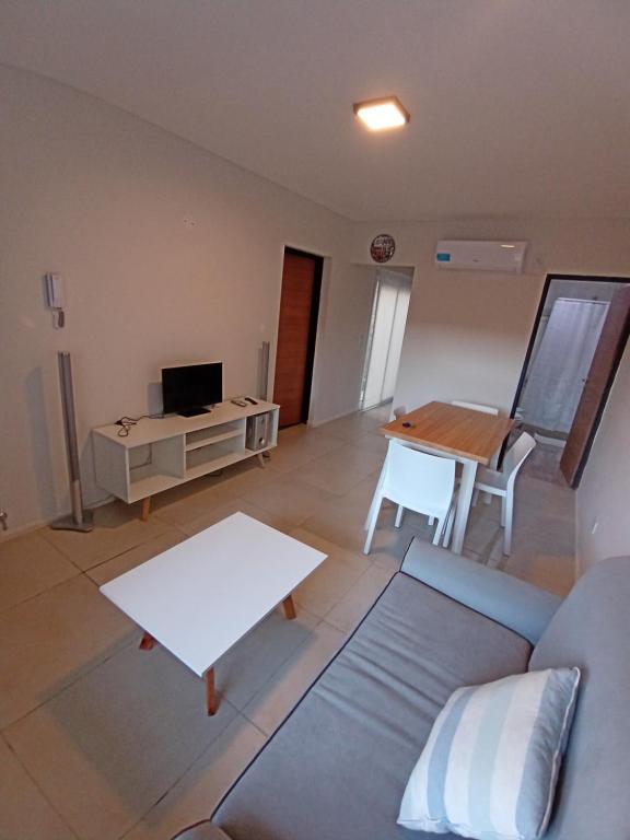ein Wohnzimmer mit einem Sofa und einem Tisch in der Unterkunft Vittoria in Victoria