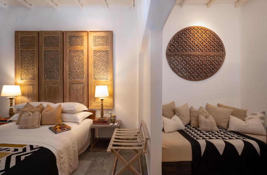 Postel nebo postele na pokoji v ubytování 55TG Boutique Suites
