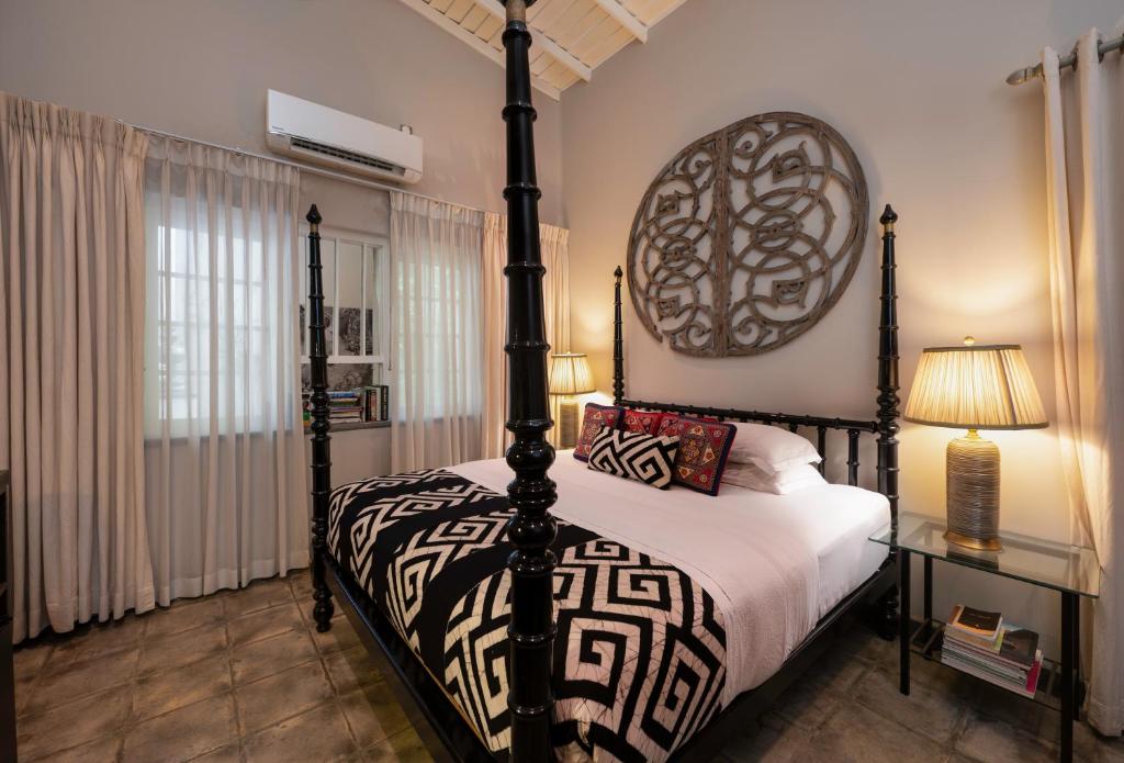 Postel nebo postele na pokoji v ubytování 55TG Boutique Suites