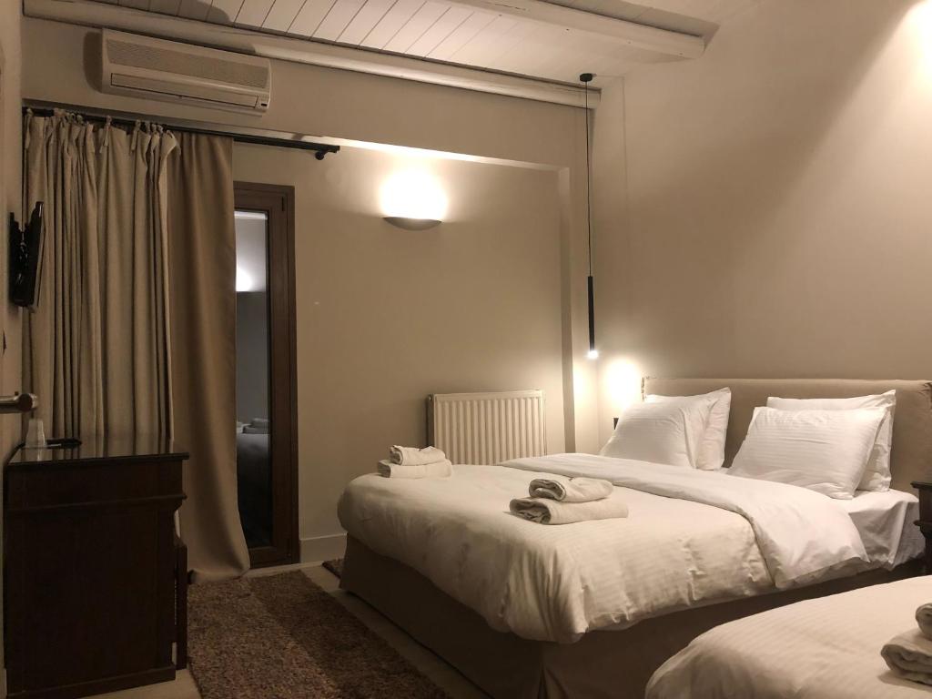 Postel nebo postele na pokoji v ubytování Anesis Hotel