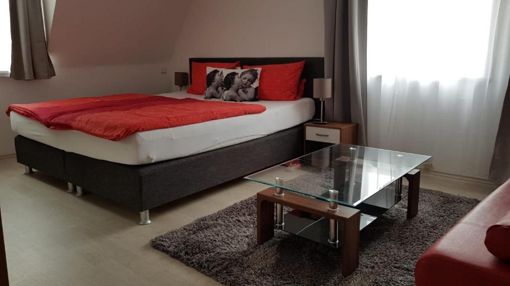 Postel nebo postele na pokoji v ubytování Hotel-Pension Adler Untertürkheim