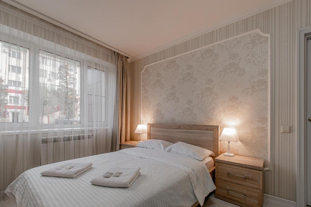 チェボクサルにあるApartment on Ivana Franko 7のベッドルーム1室(ベッド1台、タオル2枚付)