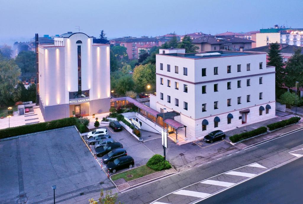 une vue aérienne sur un bâtiment et un parking dans l'établissement Hotel Gardenia, à Vérone