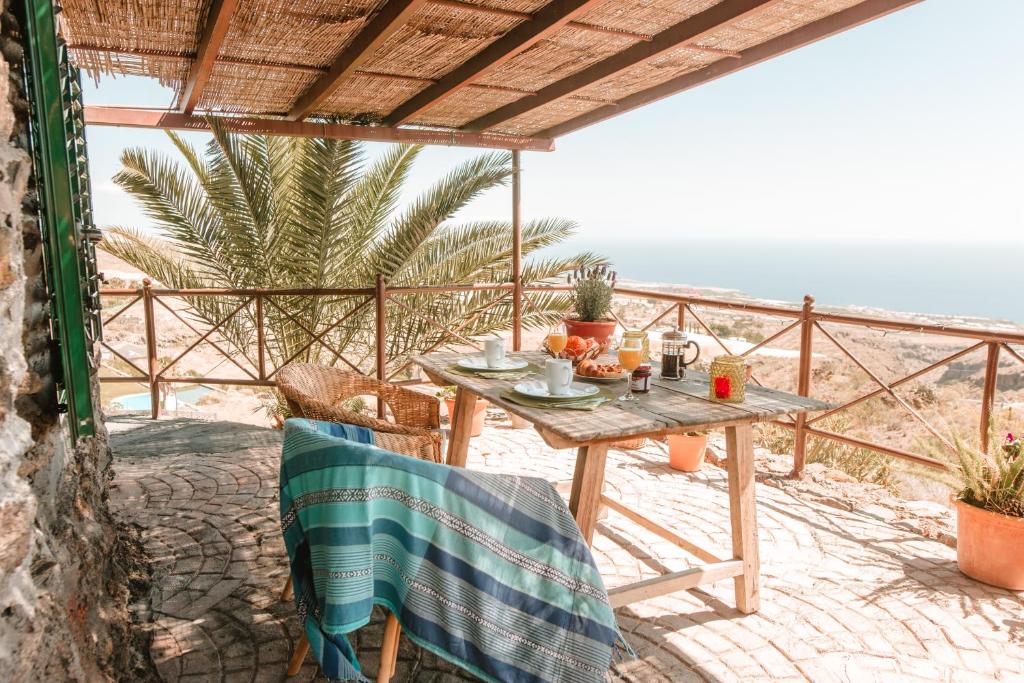 ギア・デ・イソラにあるFinca Los Llanitosの海の景色を望むパティオ(テーブル、椅子付)