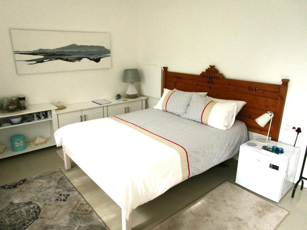 1 dormitorio con 1 cama y una foto de un avión en la pared en Sherwood Garden, en Ciudad del Cabo