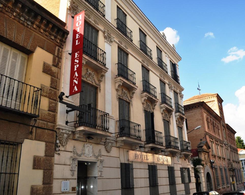 un edificio con un cartel en el costado en Hotel España, en Guadalajara