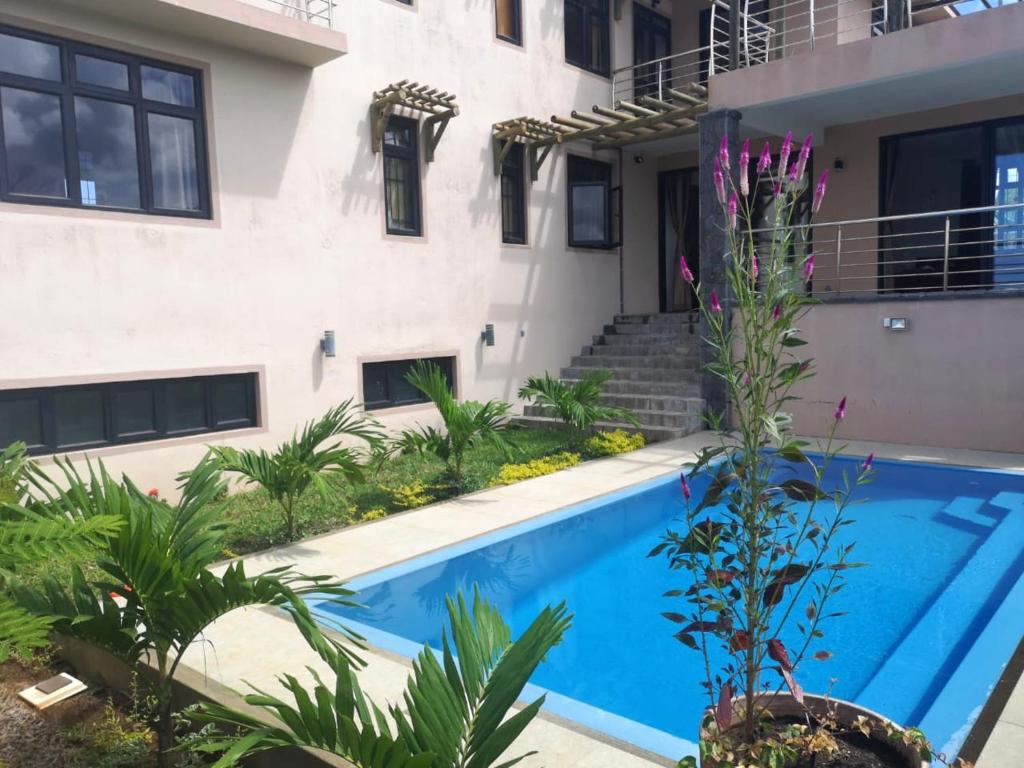een huis met een zwembad ervoor bij 2 bedrooms villa with sea view private pool and enclosed garden at Bel Ombre 1 km away from the beach in Bel Ombre