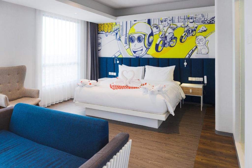 um quarto com uma cama com um quadro na parede em Yello Hotel Jambi em Jambi