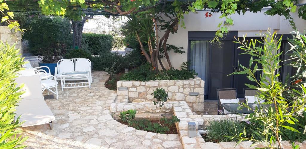 Artemis Village Apartments & Studios - 17