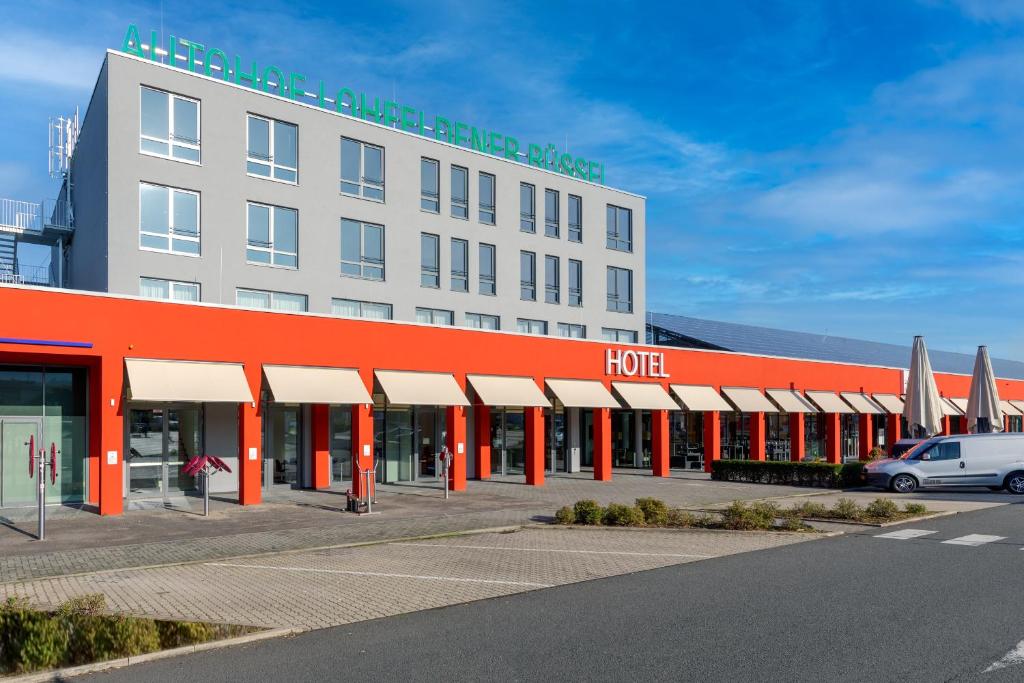 un hotel con un edificio naranja y blanco en Hotel am Rüssel, en Kassel