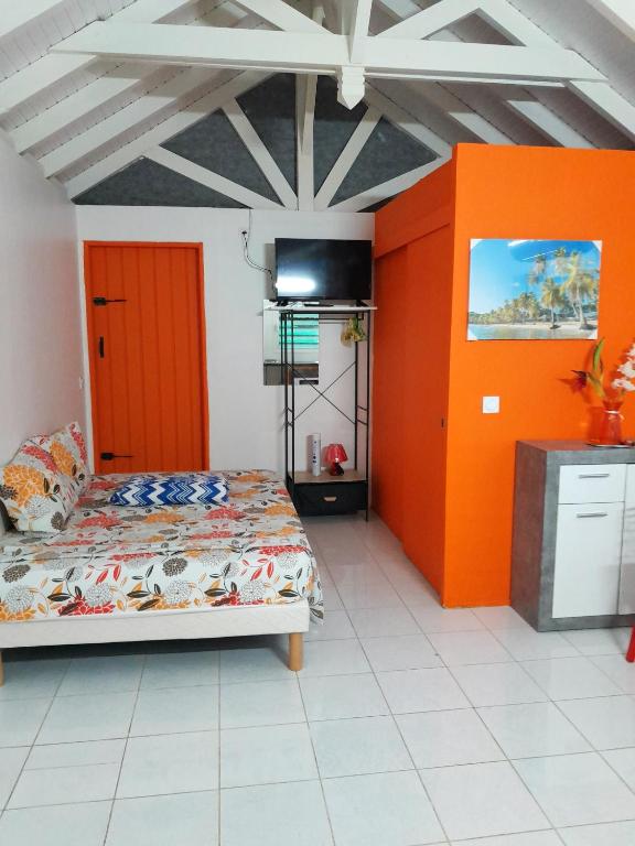 Kuchyň nebo kuchyňský kout v ubytování Bungalow charmant à Petit-Bourg avec jardin privatif