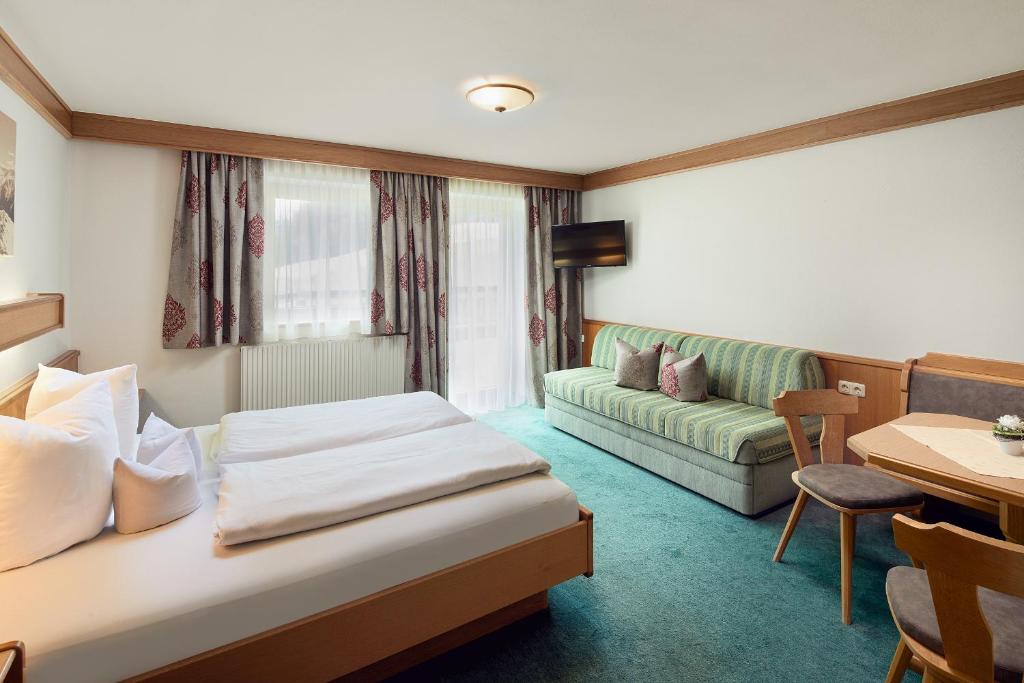 Postel nebo postele na pokoji v ubytování Hotel Gasthof Abelhof