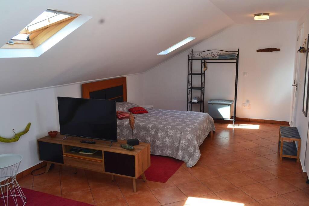 Letto o letti in una camera di Lazy Lizard Studio
