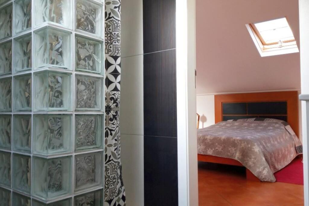 Letto o letti in una camera di Lazy Lizard Studio