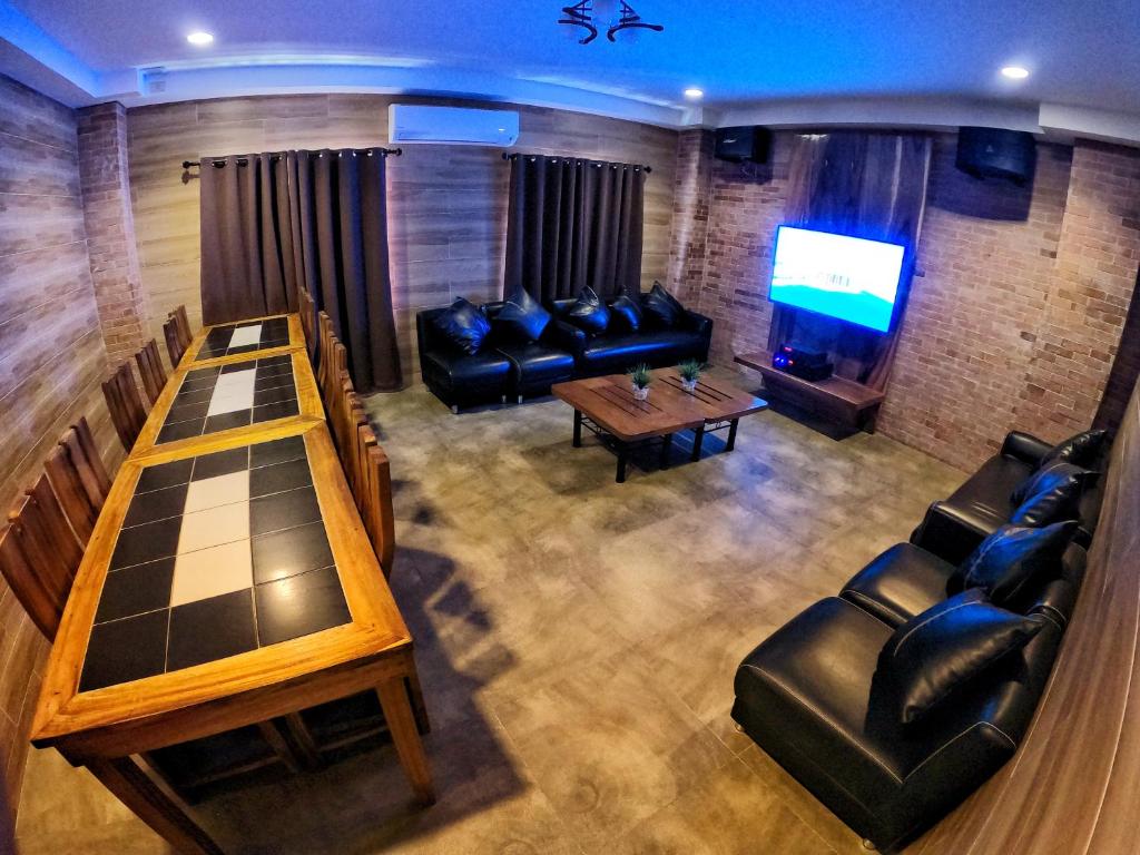 TV a/nebo společenská místnost v ubytování Lucena Fresh Air Hotel