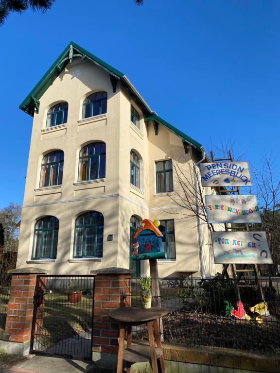 グラール・ミューリッツにあるPension Meeresblickの正面に看板がある大きな白い建物