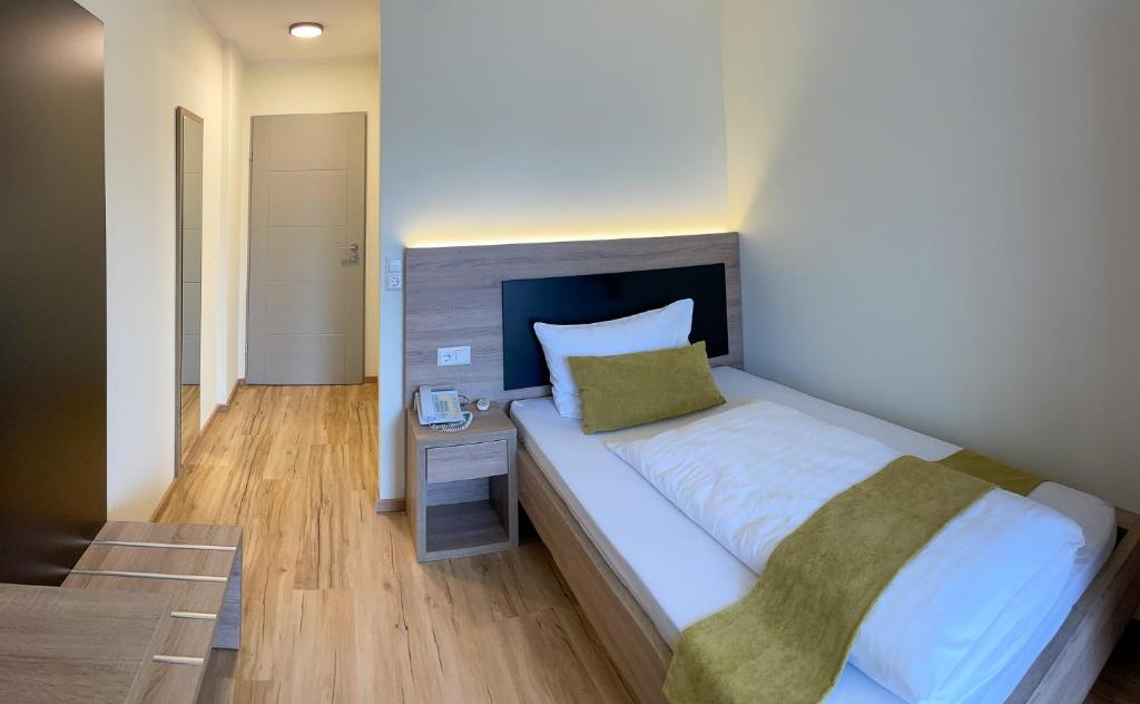Postel nebo postele na pokoji v ubytování Hotel zur Flüh