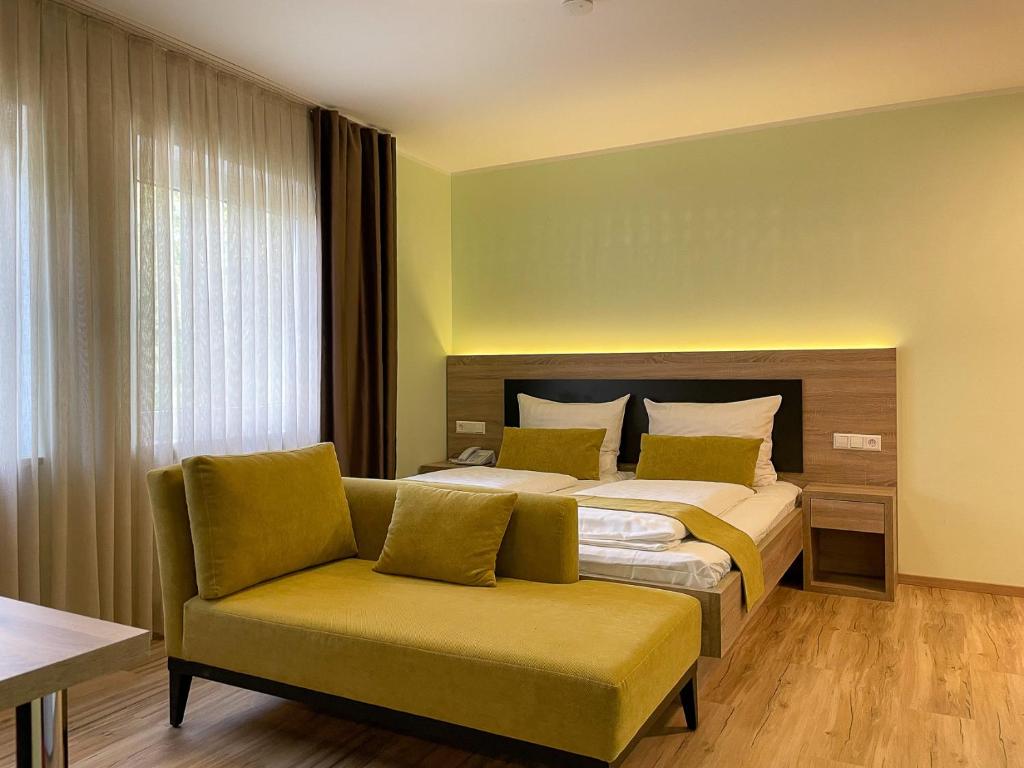 Postel nebo postele na pokoji v ubytování Hotel zur Flüh