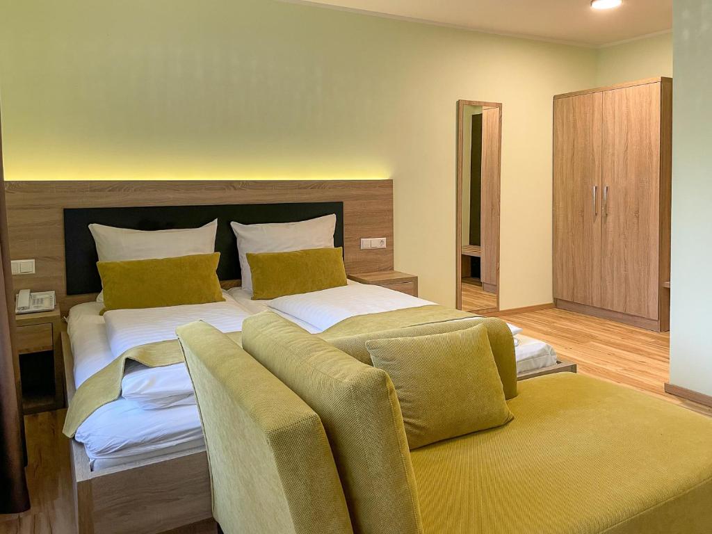 Postel nebo postele na pokoji v ubytování Hotel zur Flüh