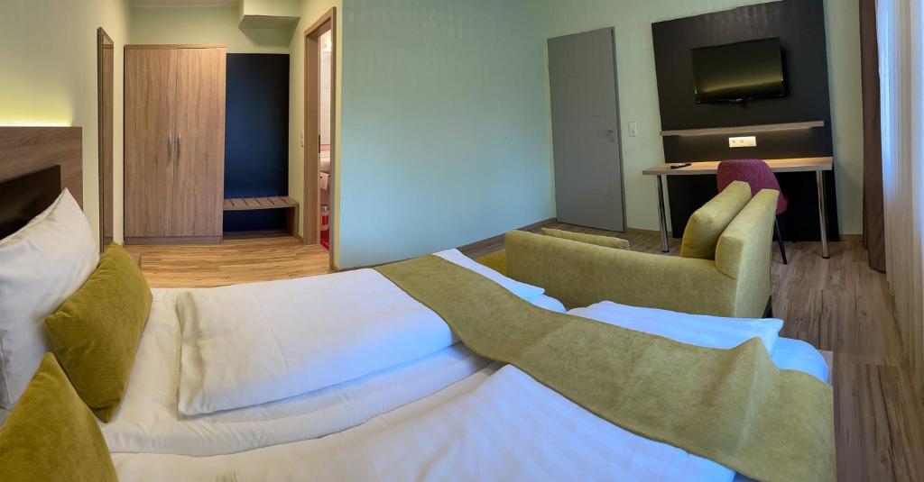 Postel nebo postele na pokoji v ubytování Hotel zur Flüh