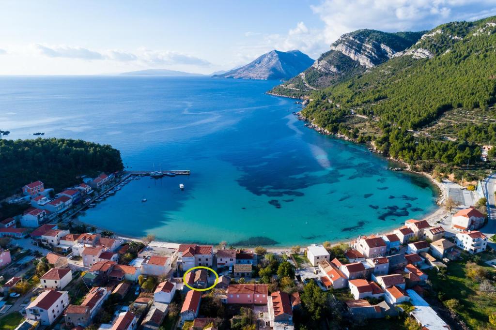 una vista aérea de una pequeña ciudad junto al océano en Villa Nives en Žuljana