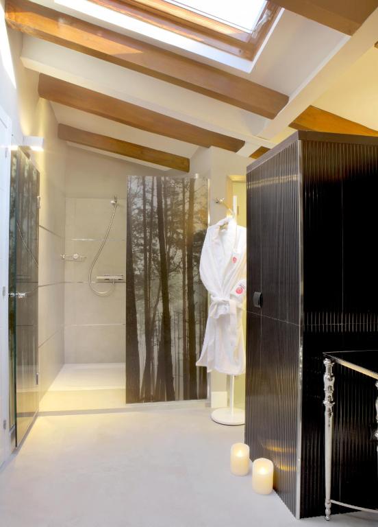 una habitación con ducha y una camisa blanca en un maniquí en Hotel Las Treixas, en Puebla de Sanabria