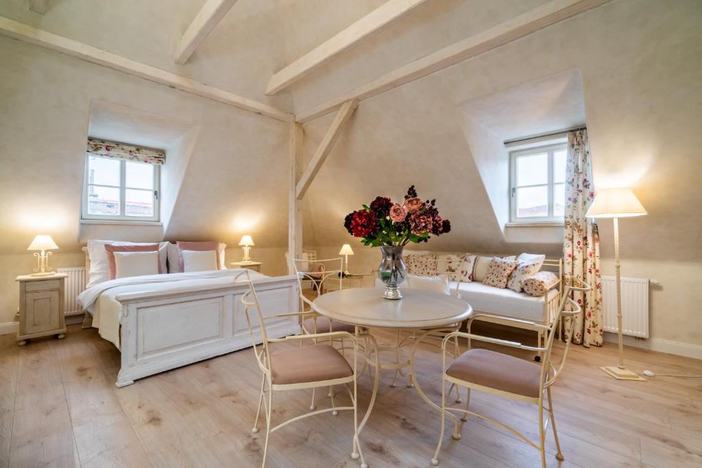 Postel nebo postele na pokoji v ubytování Boutique hotel Soukeníkův dům