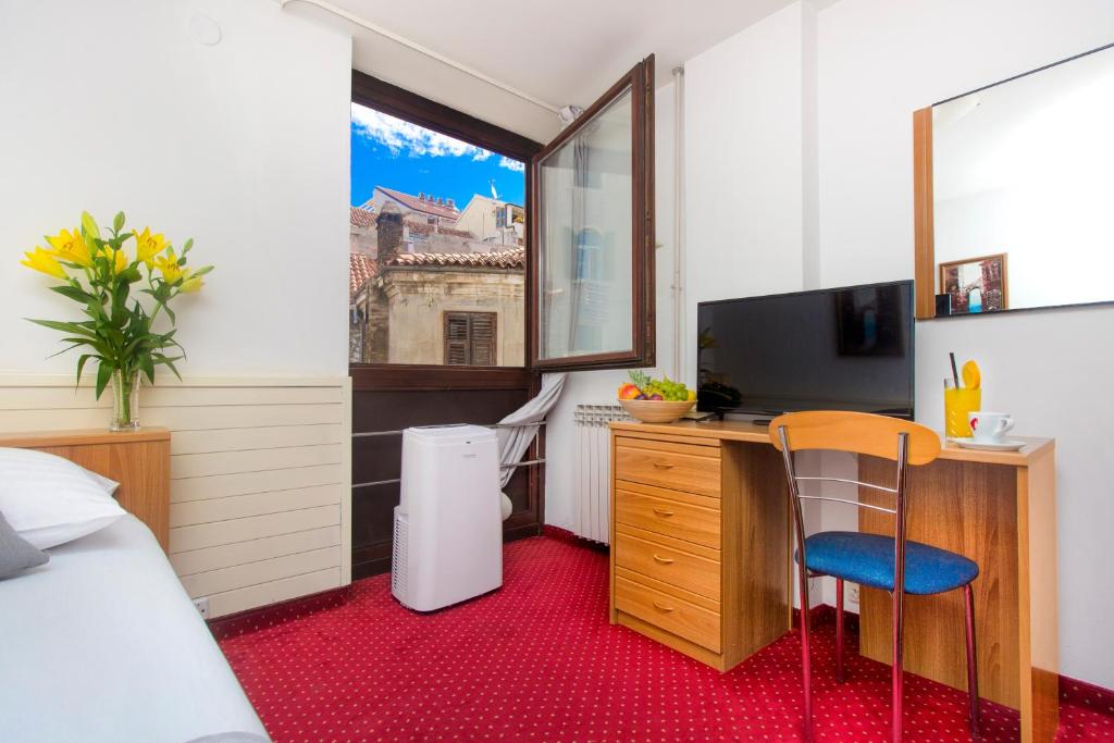 TV a/nebo společenská místnost v ubytování Hotel Jadran Šibenik