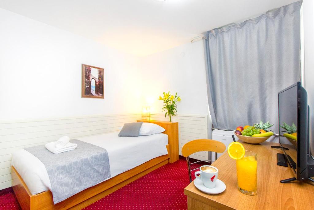 Postel nebo postele na pokoji v ubytování Hotel Jadran Šibenik