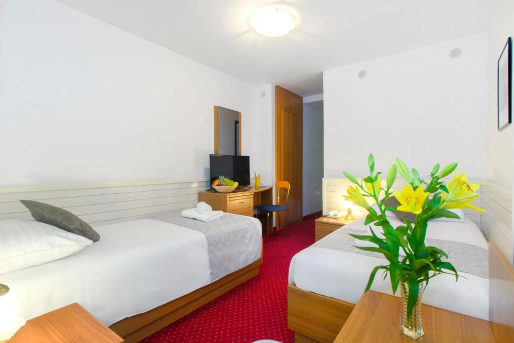 Postel nebo postele na pokoji v ubytování Hotel Jadran Šibenik