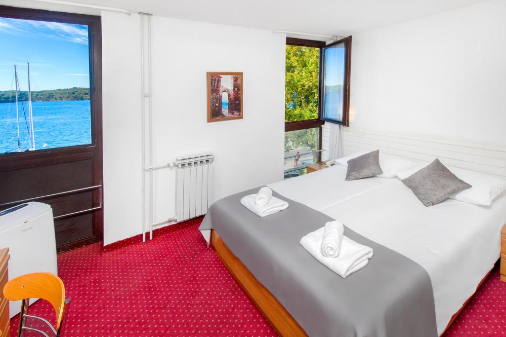 Postel nebo postele na pokoji v ubytování Hotel Jadran Šibenik