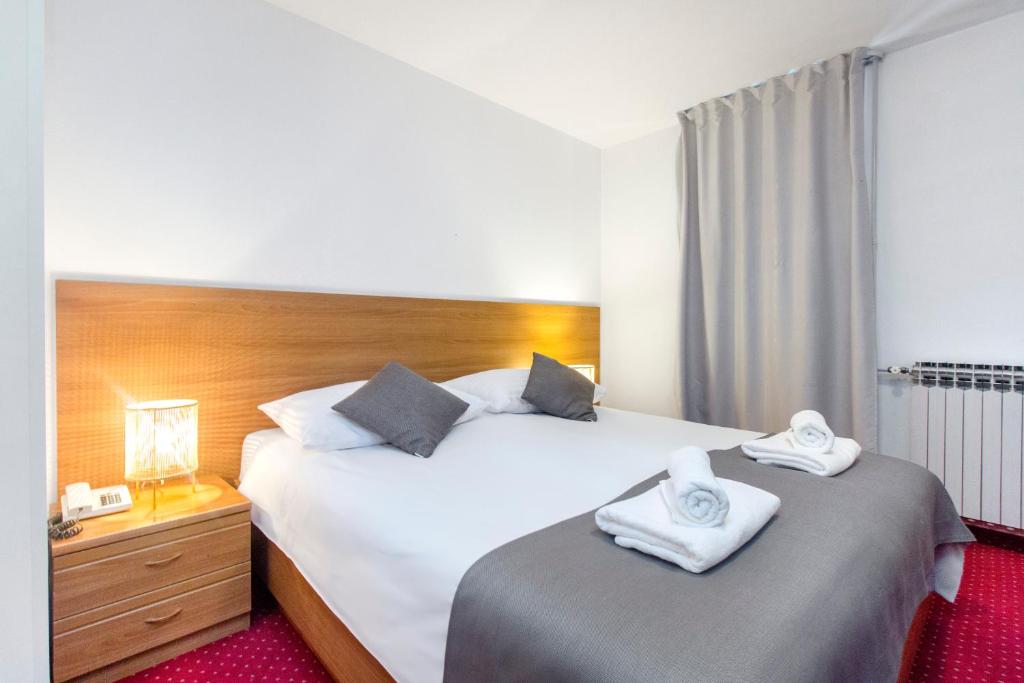Postel nebo postele na pokoji v ubytování Hotel Jadran Šibenik