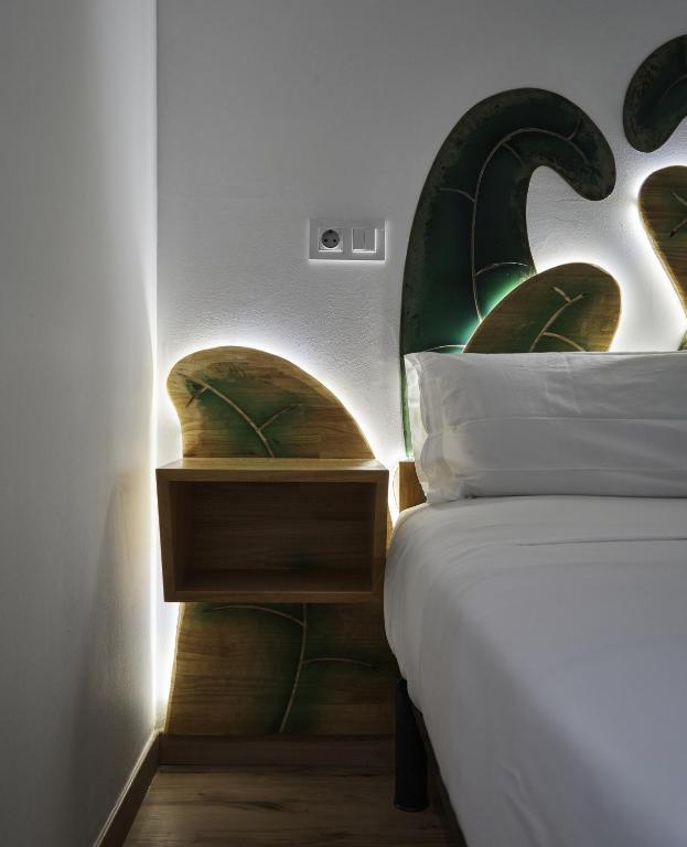 Кровать или кровати в номере Pensión AliciaZzz Bed And Breakfast Bilbao