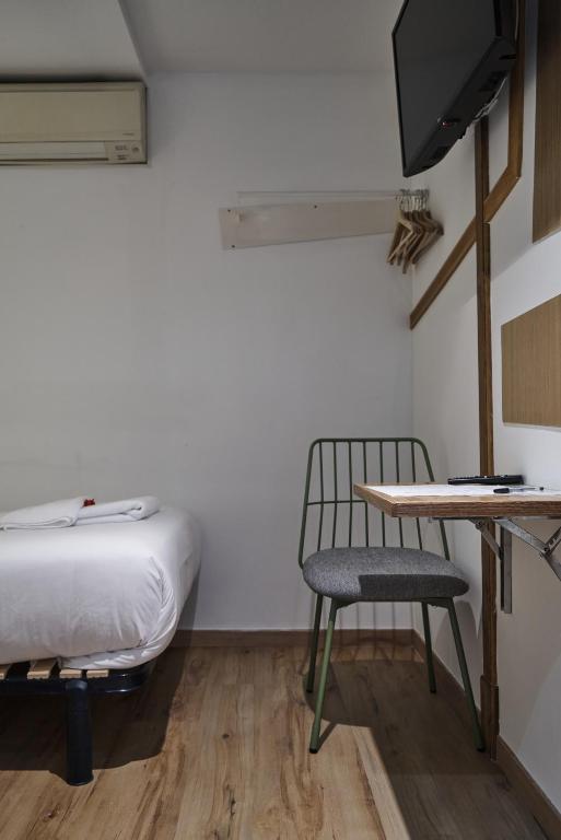 Телевизор и/или развлекательный центр в Pensión AliciaZzz Bed And Breakfast Bilbao