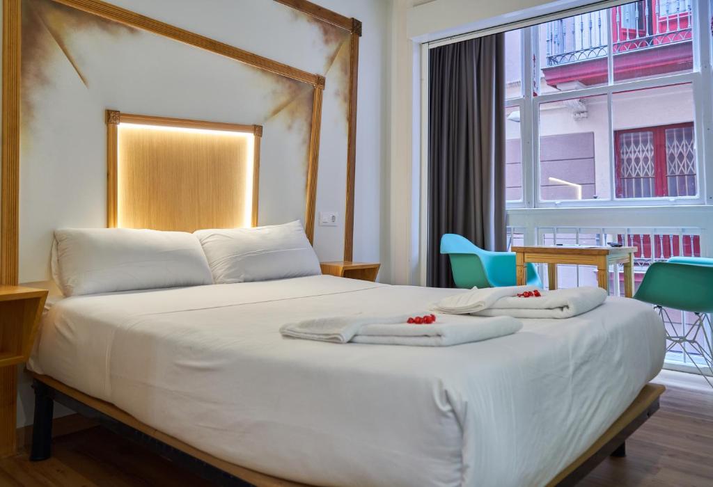 Кровать или кровати в номере Pensión AliciaZzz Bed And Breakfast Bilbao