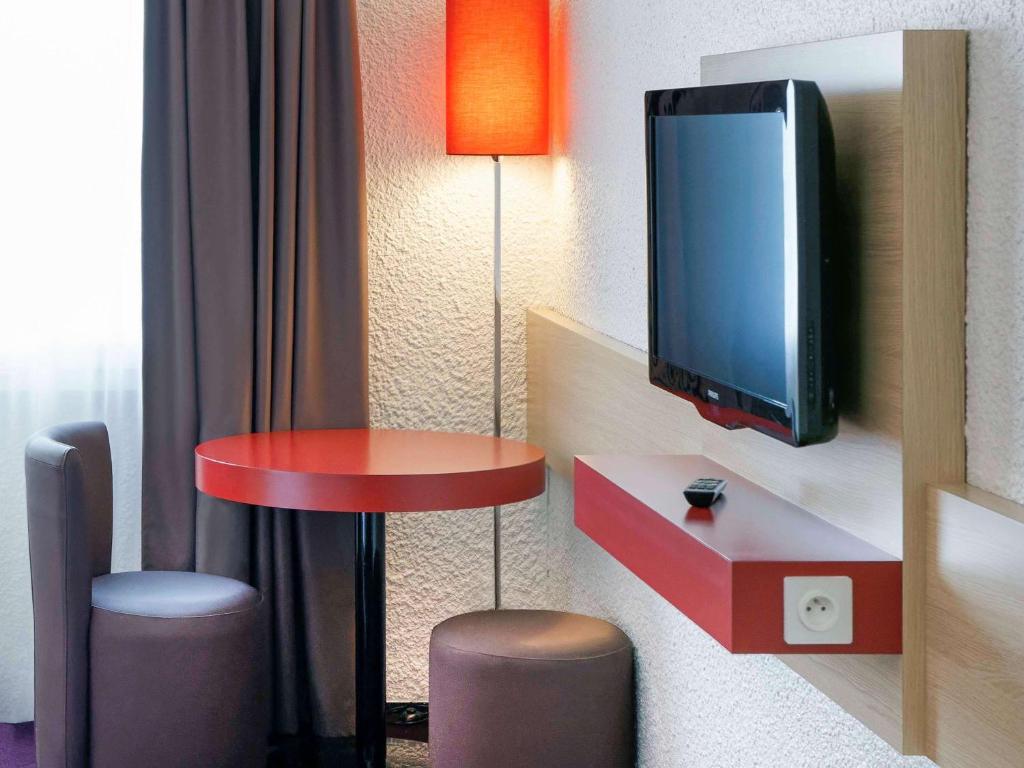 TV a/nebo společenská místnost v ubytování ibis Styles Chalon sur Saône