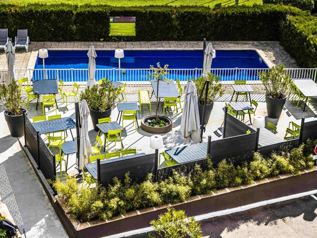 Bazén v ubytování ibis Styles Chalon sur Saône nebo v jeho okolí