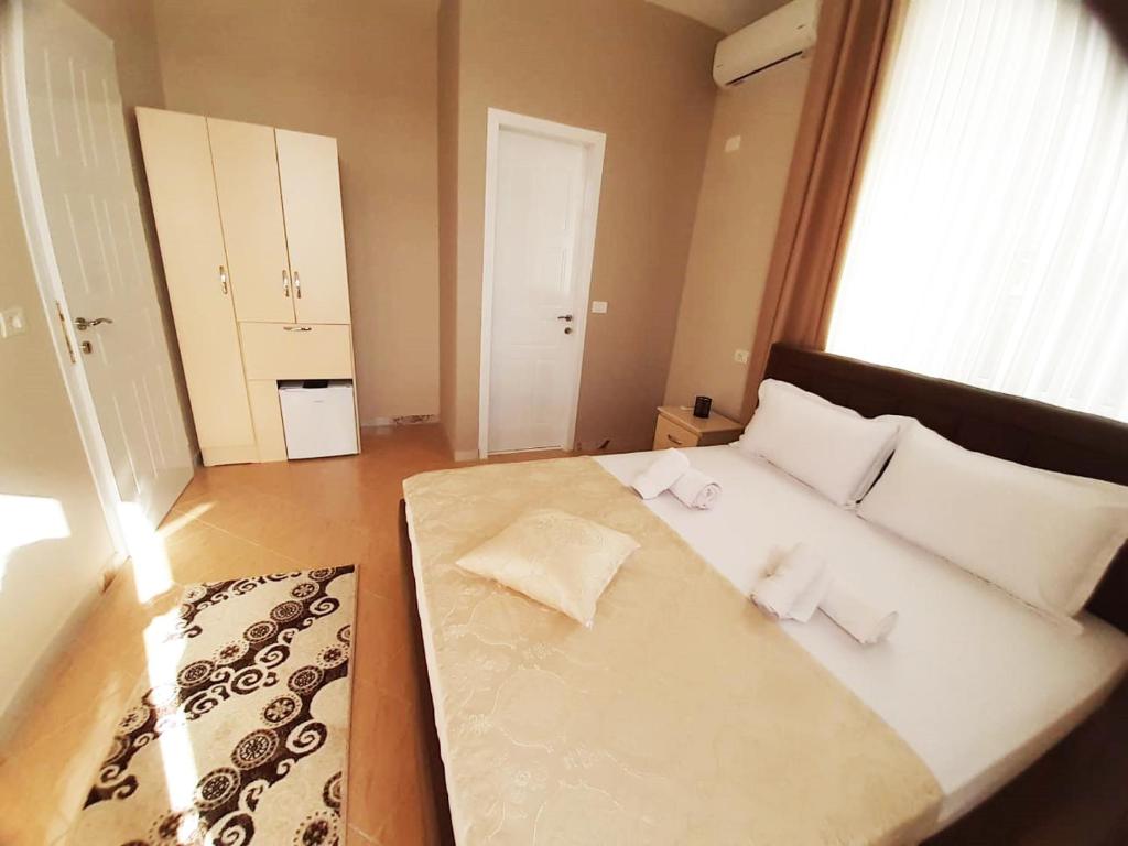 Postel nebo postele na pokoji v ubytování KU&NA HOTEL BELSH