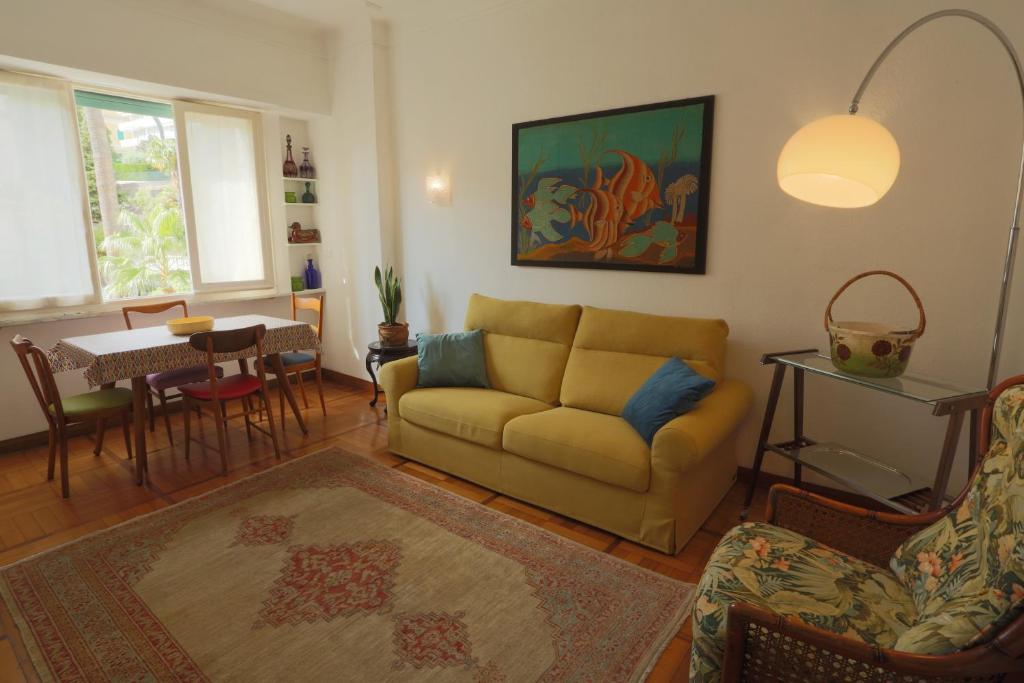 ein Wohnzimmer mit einem Sofa und einem Tisch in der Unterkunft La Piccola Florida in Sanremo