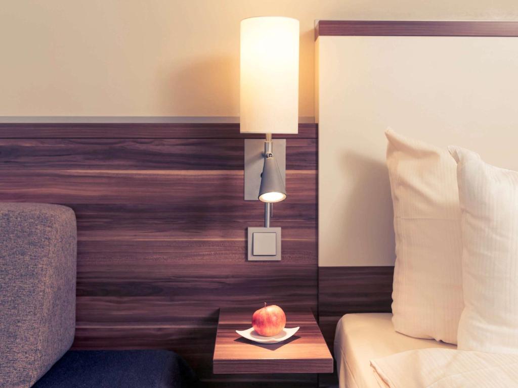 Postel nebo postele na pokoji v ubytování Mercure Hotel Saarbrücken Süd
