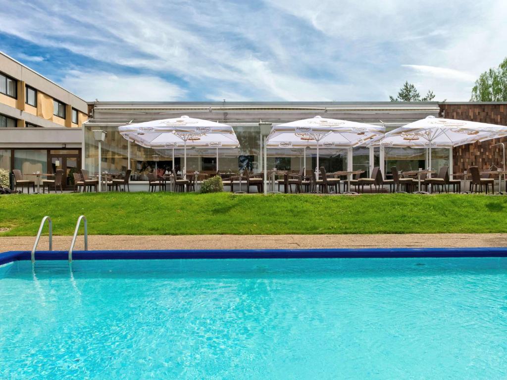 Bazén v ubytování Mercure Hotel Saarbrücken Süd nebo v jeho okolí