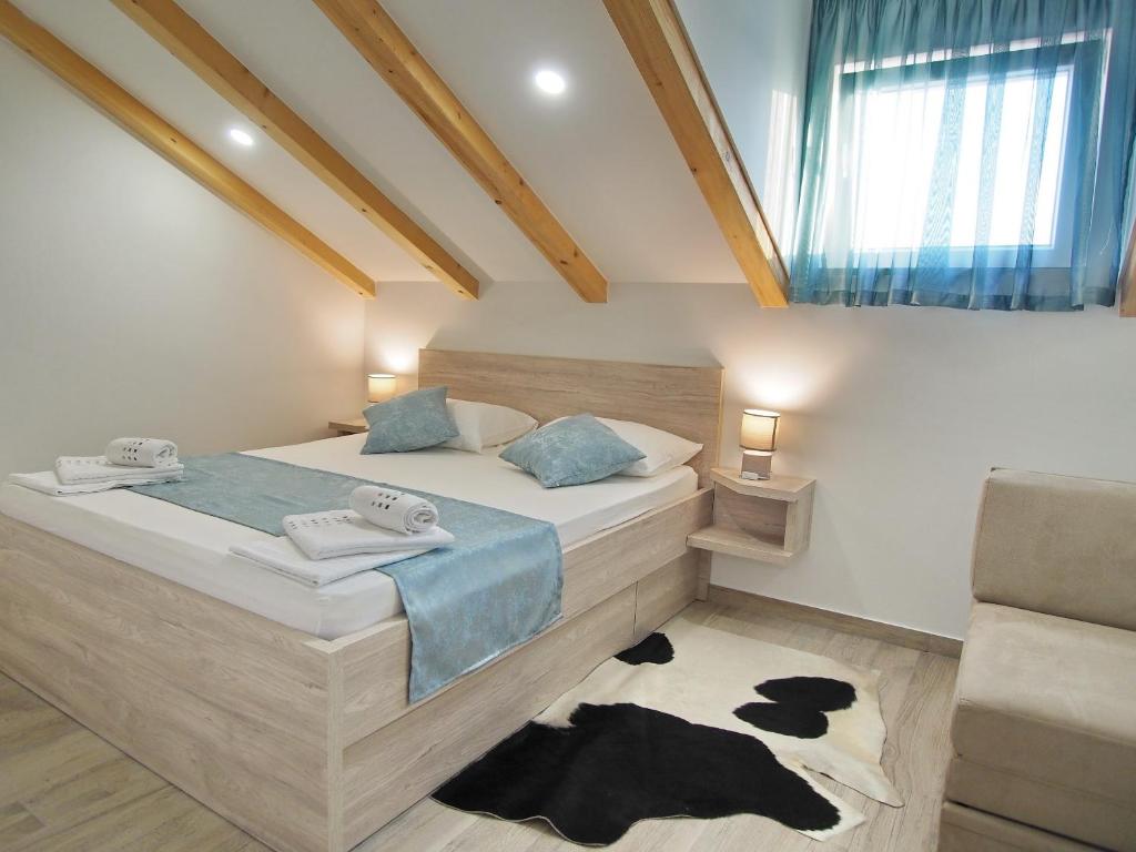 um quarto com uma cama num quarto com uma janela em Apartments Sweet Escape em Dubrovnik
