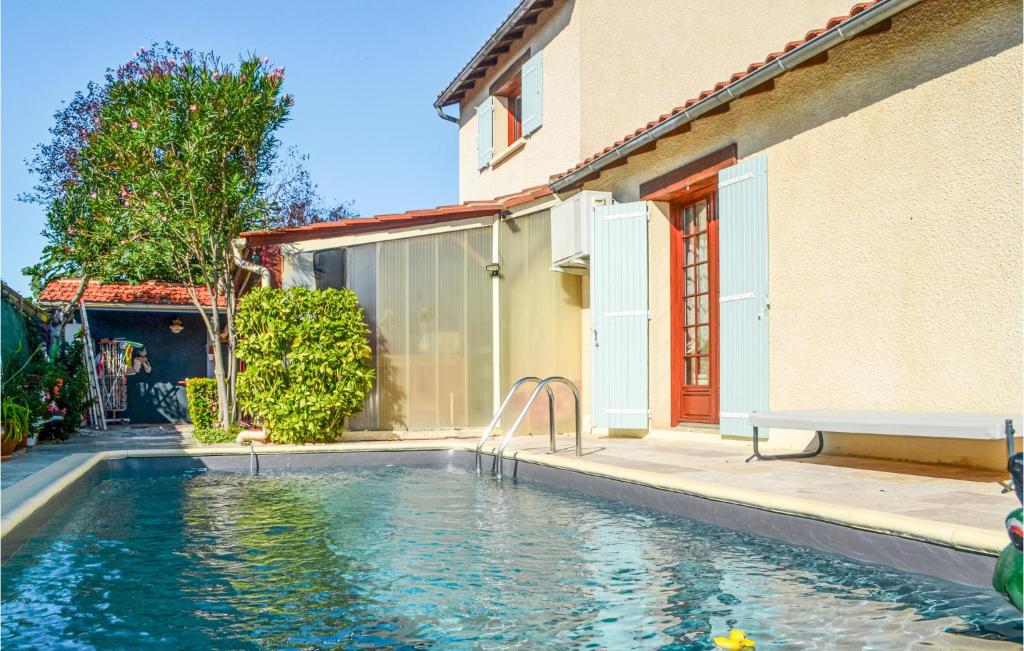 ベルジュラックにあるNice Home In Bergerac With Wifiの家の前のプール