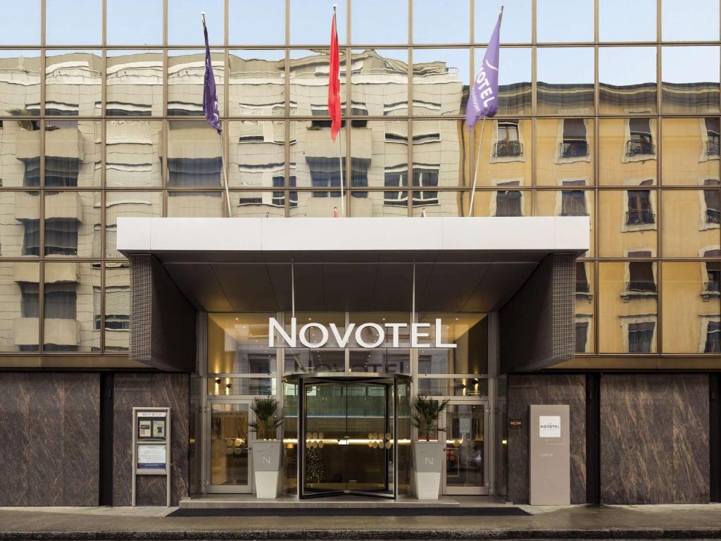 a novotel hotel di fronte a un edificio di Novotel Genève Centre a Ginevra