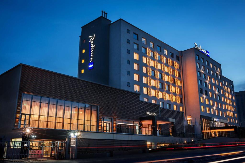 un edificio con un cartel en el costado en Radisson Blu Hotel, Nairobi Upper Hill en Nairobi